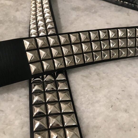Hot Topic Belt 80s Pyramid Studded Mens XL Black Snap Buckle Punk Goth Emo - Picture 2 of 6